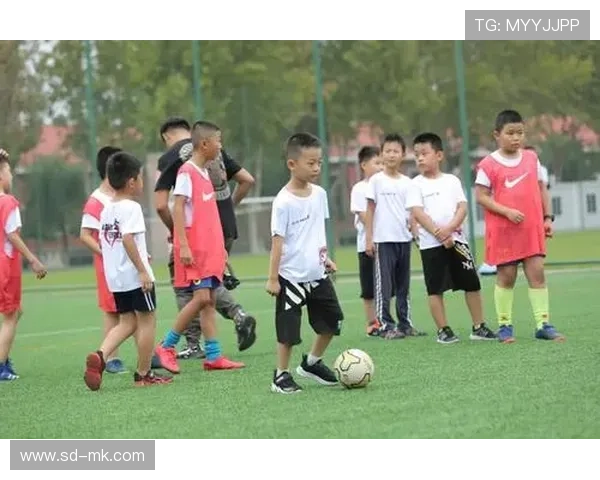 足球班赛球星特训营 展现独特技艺与团队协作精神